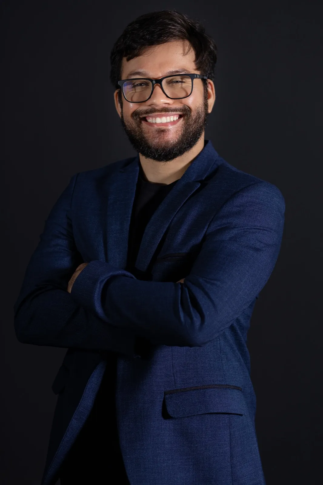 Dr. Rogério Cirino, de blazer azul-marinho, sorrindo