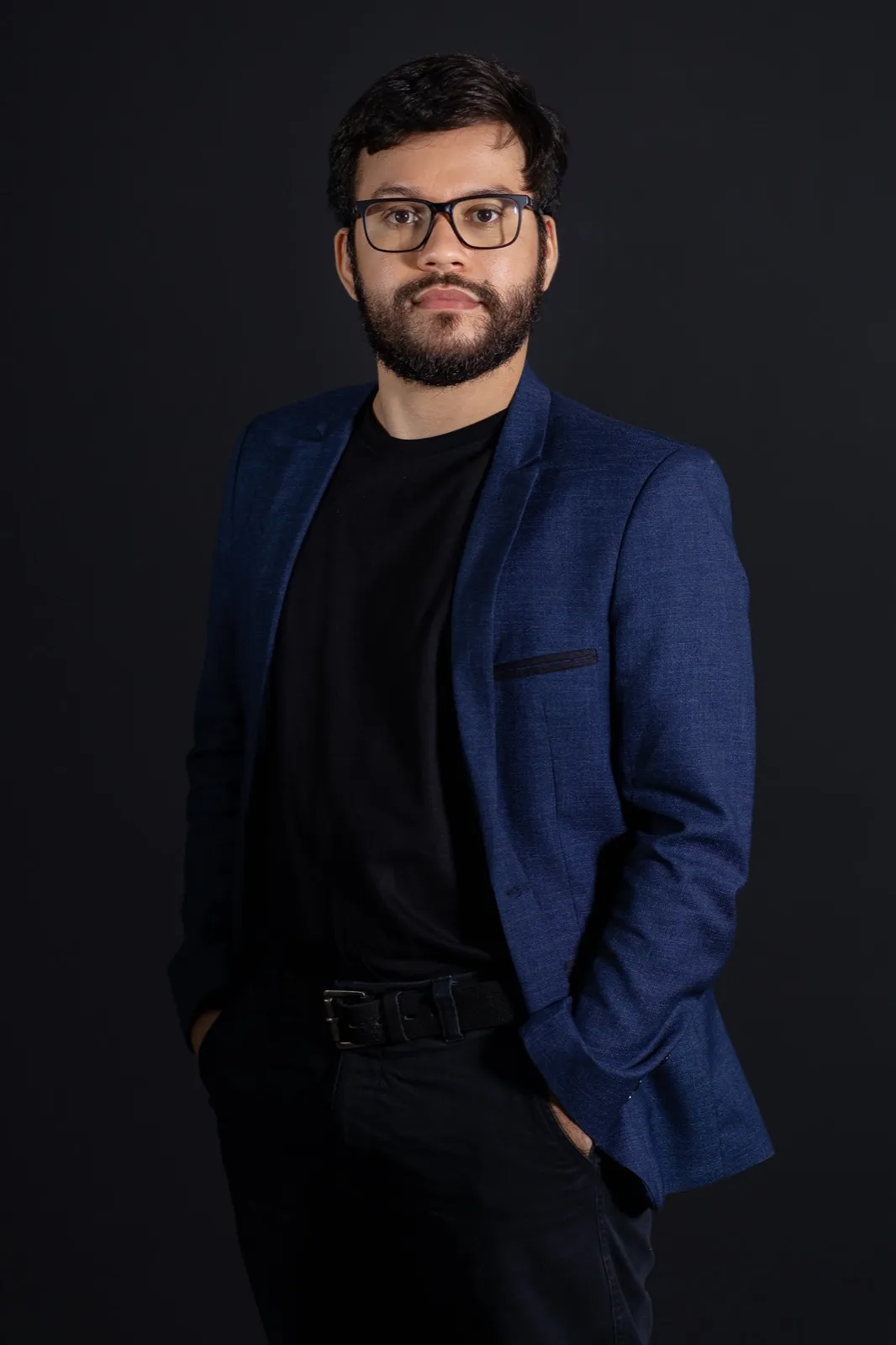 Dr. Rogério Cirino em pé, de blazer azul-marinho