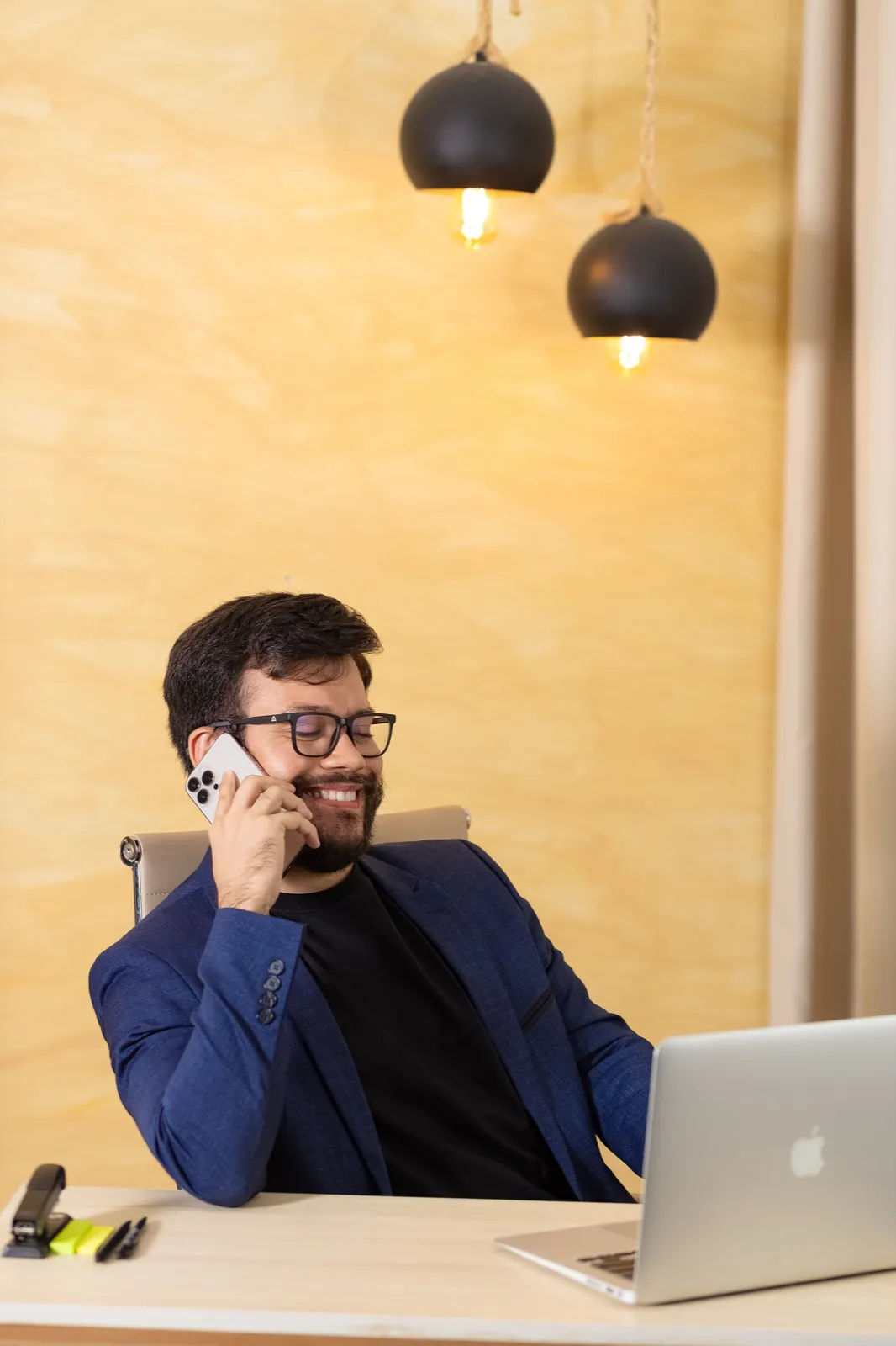 Dr. Rogério Cirino ao telefone, na mesa do escritório em Itaituba